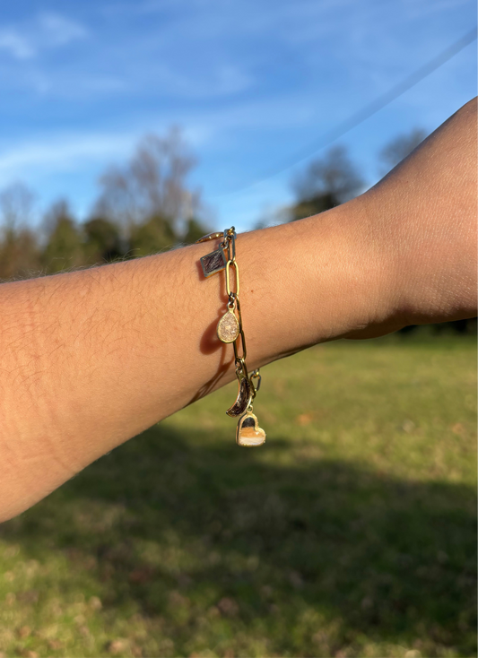 bracelet en résine, à charms