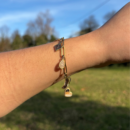 bracelet en résine, à charms 
